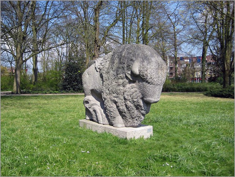 Pomnik zubra Holandii Wisent Wladimir de Vries
