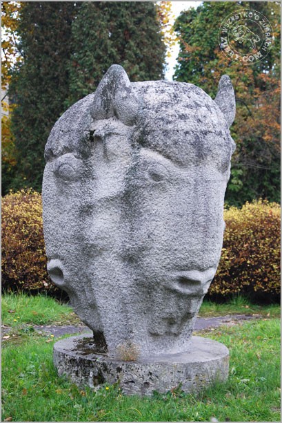 Pomnik głowy żubra Krakowczyk