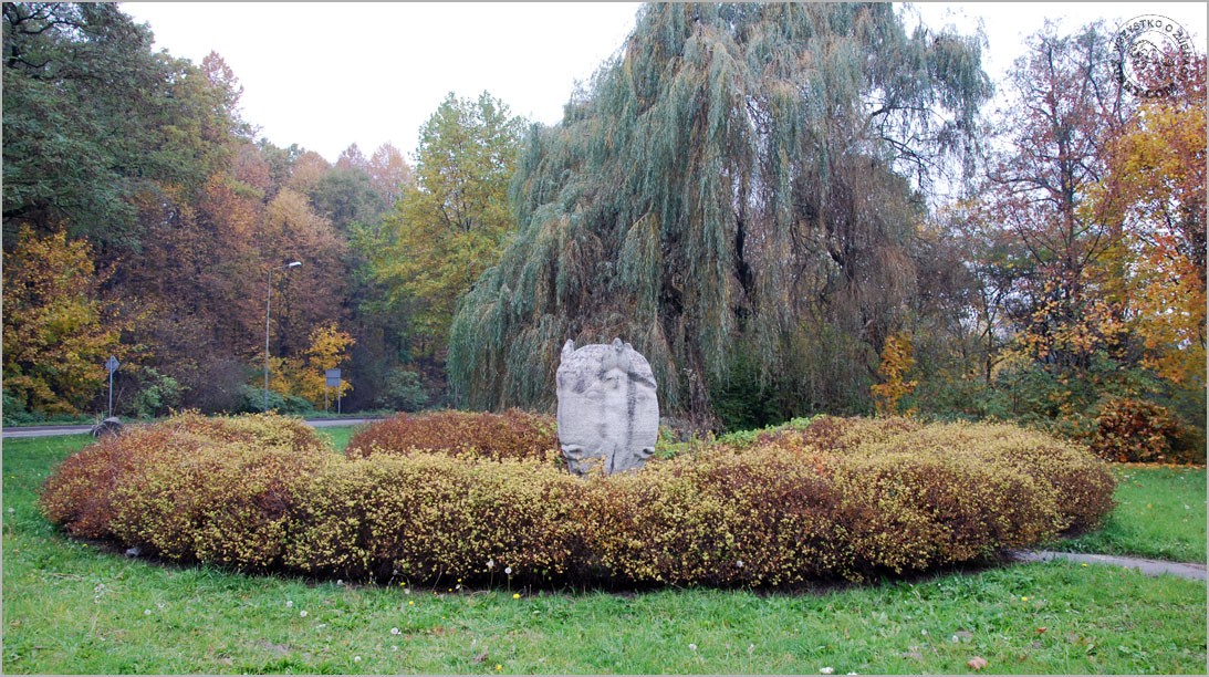 Pszczyna Pomnik głowy żubra Krakowczyk.jpg